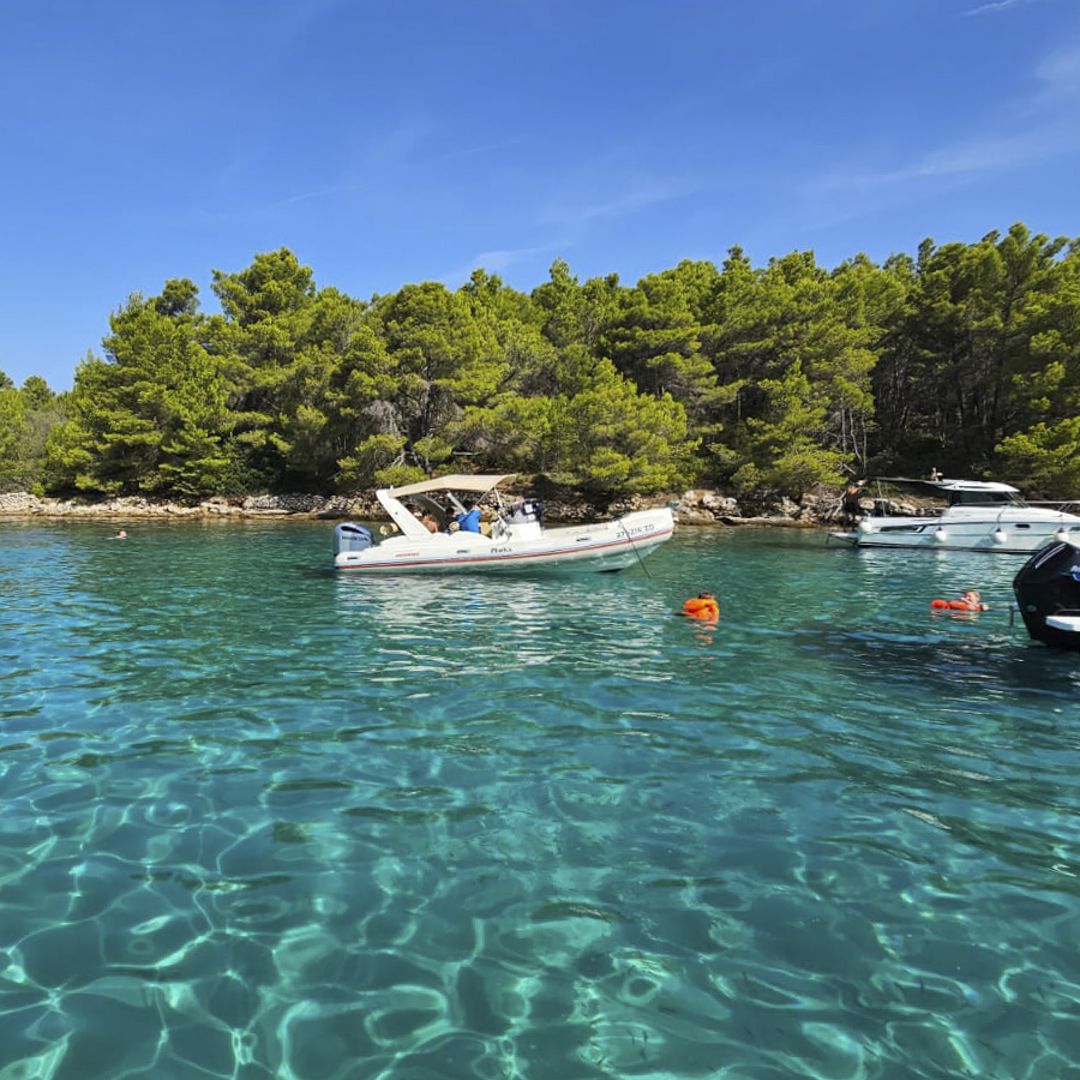 Baie de Frnaža: un joyau caché sur l’île d’Ugljan