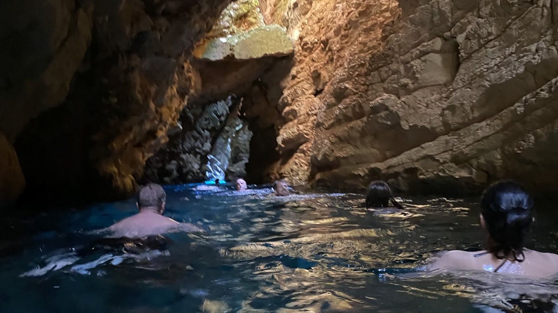 Découvrez l’envoûtante grotte de Golubinka